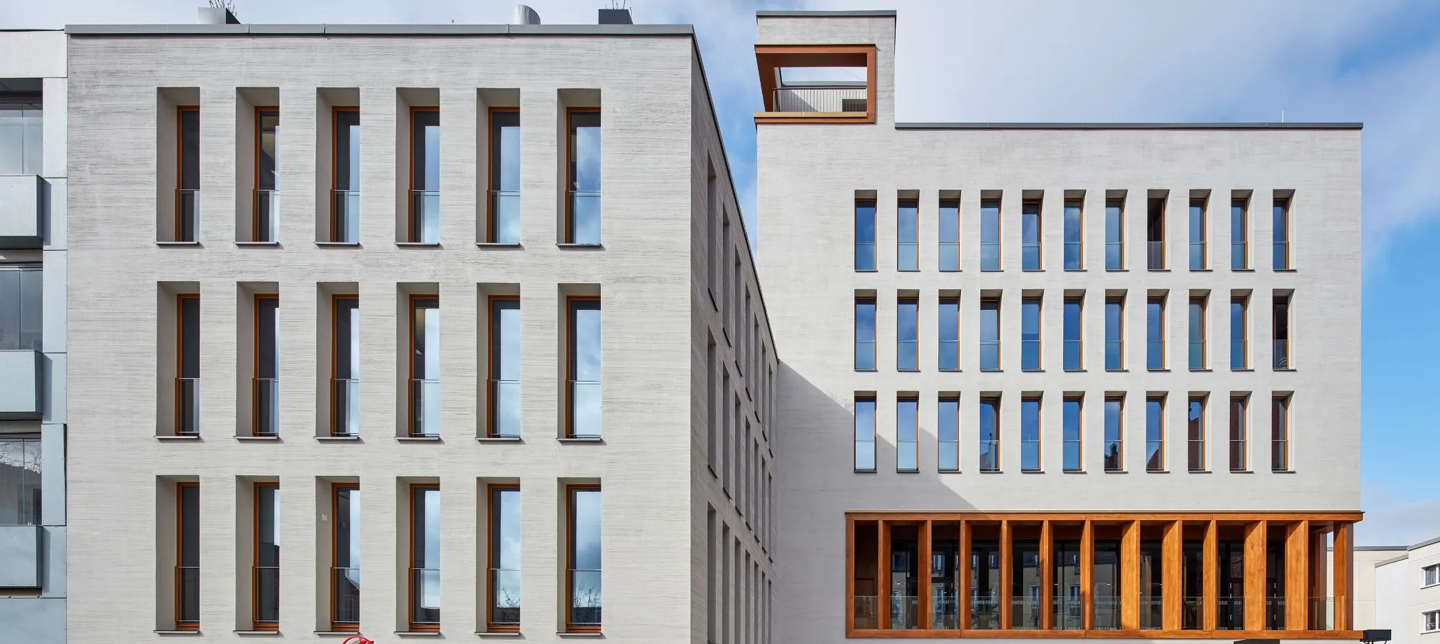 Das Rathaus Bernau zeichnet sich durch eine moderne, helle Fassade mit schlichten, hohen Fenstern aus. Die integrierten Absturzsicherungen „VITRUm“ von Abel bieten dabei Sicherheit, ohne die Ästhetik zu beeinträchtigen.